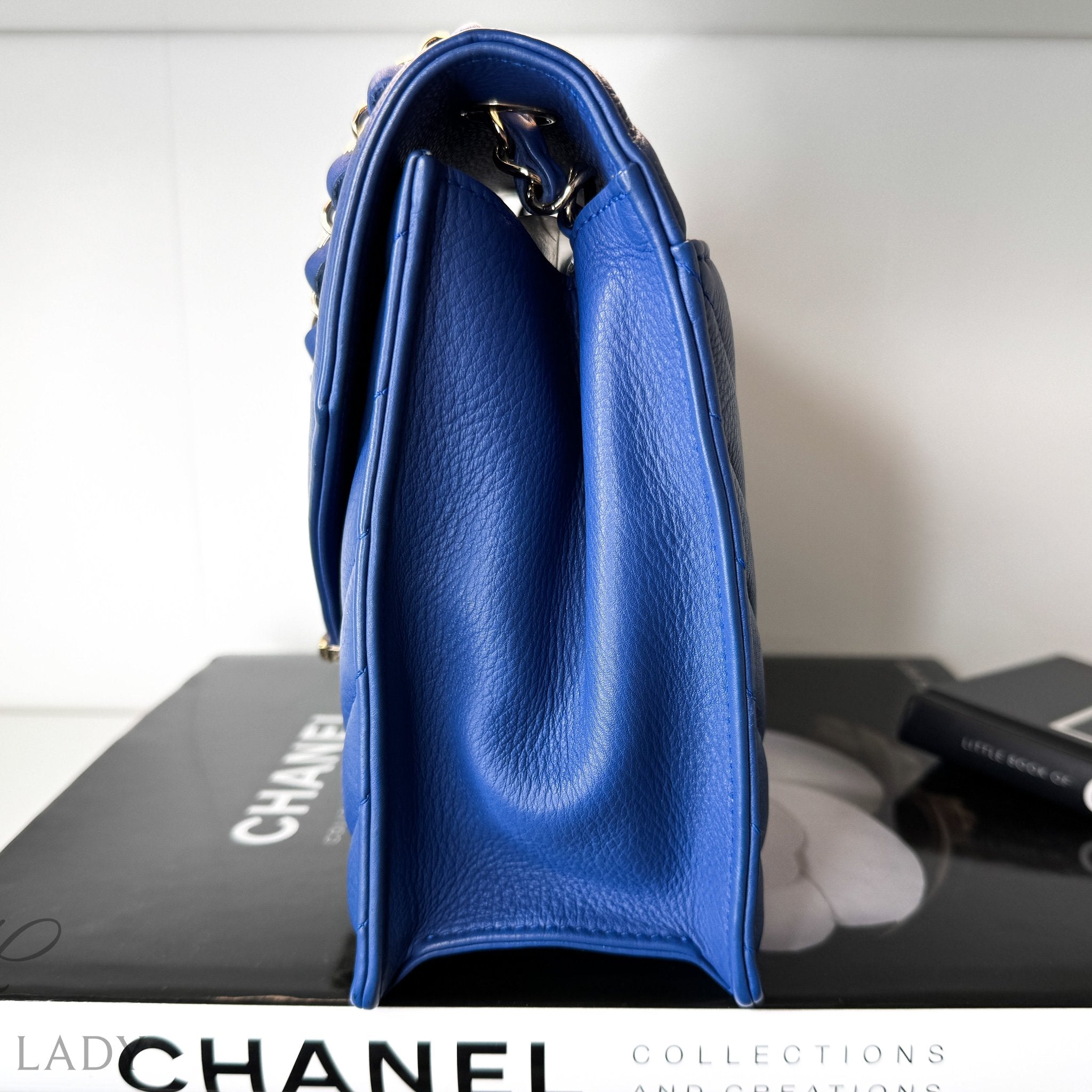 Pre-Owned Chanel Lambskin Leather Shoulder Bag Chevron Royal Blue Envelope Flap Bag