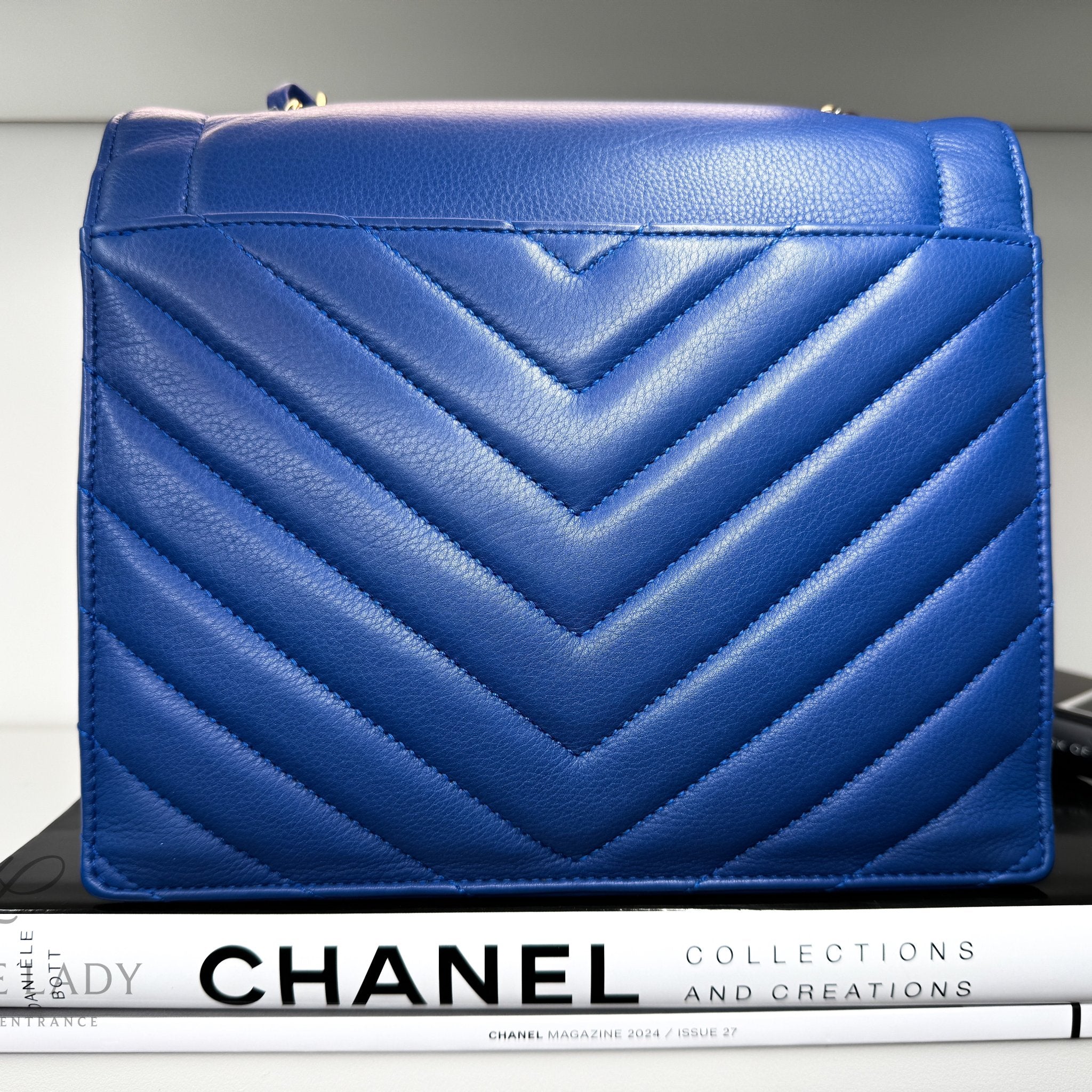 Pre-Owned Chanel Lambskin Leather Shoulder Bag Chevron Royal Blue Envelope Flap Bag