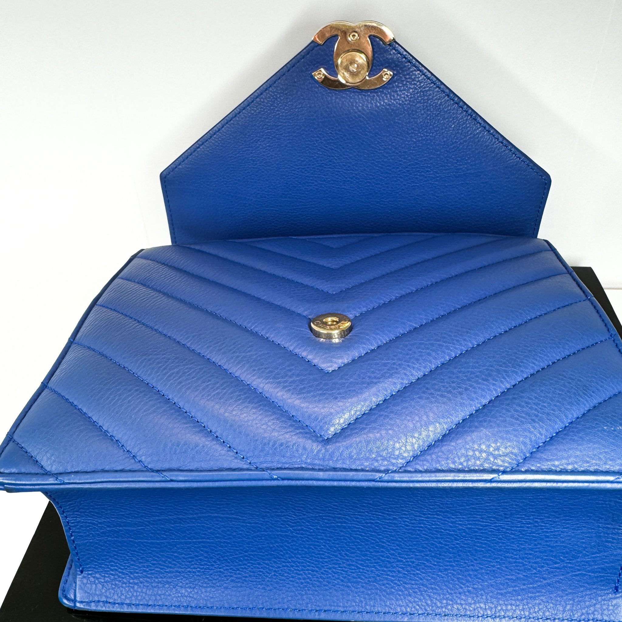 Pre-Owned Chanel Lambskin Leather Shoulder Bag Chevron Royal Blue Envelope Flap Bag