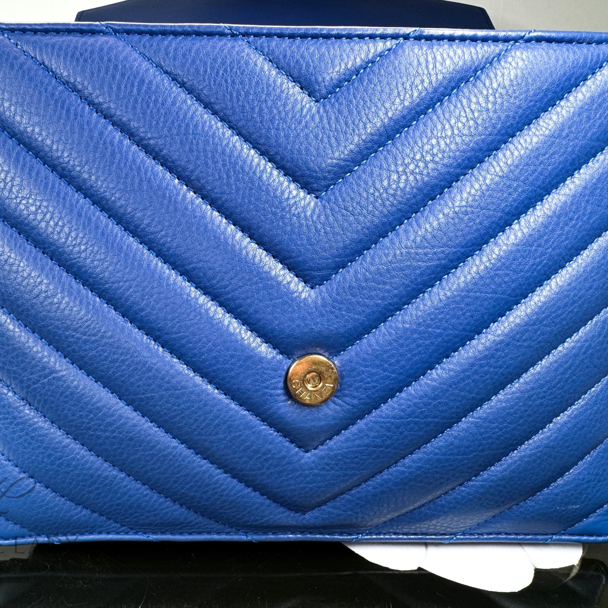 Pre-Owned Chanel Lambskin Leather Shoulder Bag Chevron Royal Blue Envelope Flap Bag