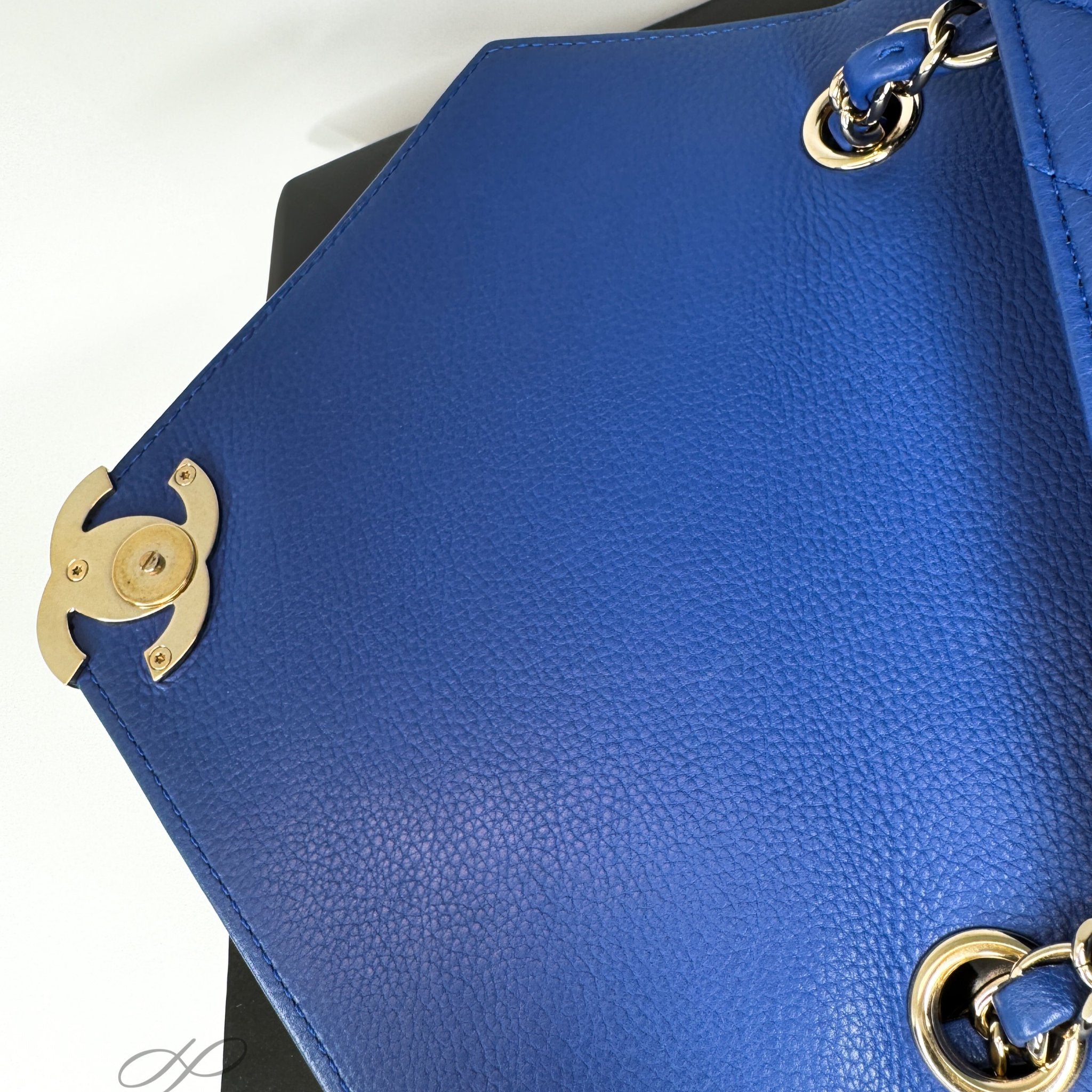 Pre-Owned Chanel Lambskin Leather Shoulder Bag Chevron Royal Blue Envelope Flap Bag