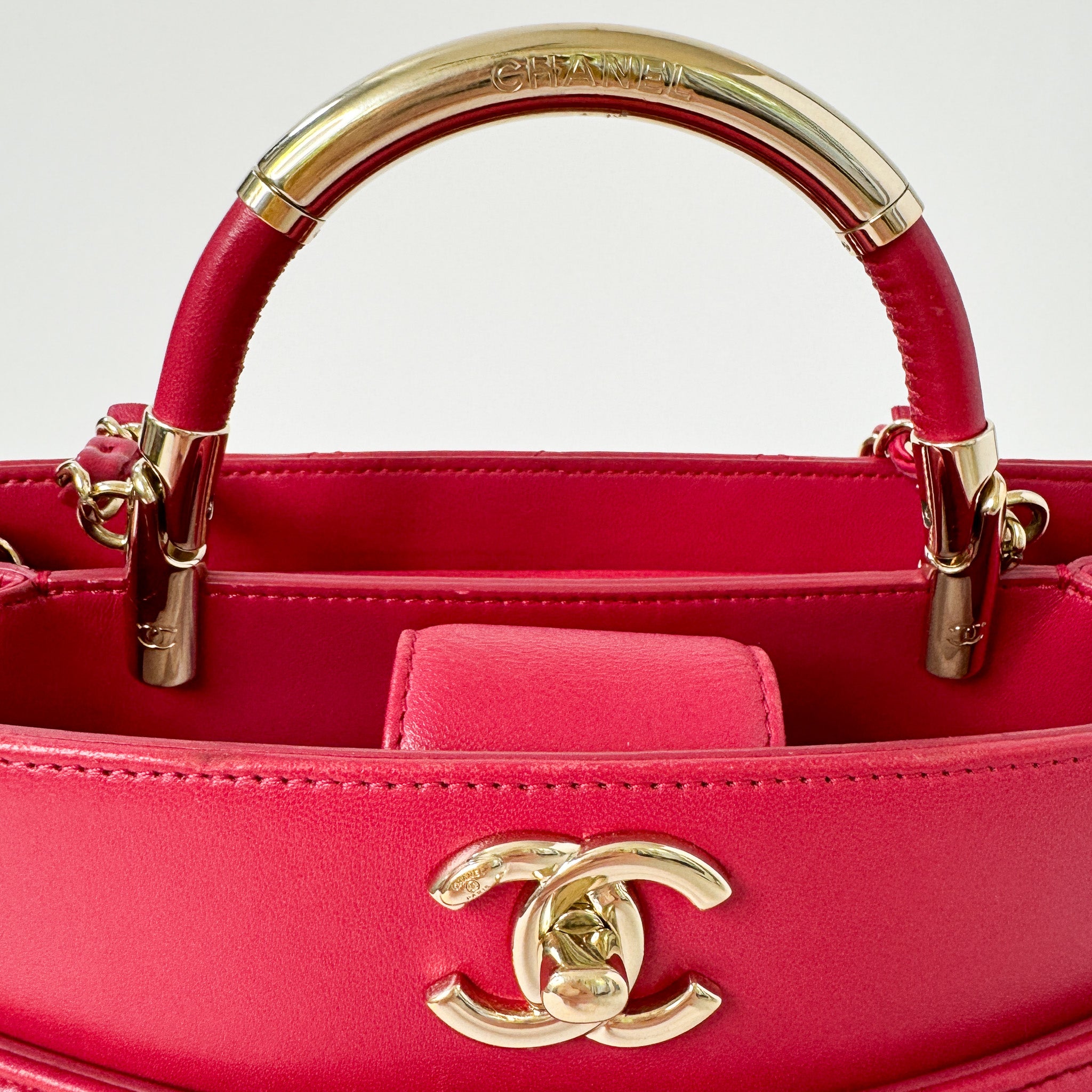 Pre-Owned Authentic Chanel Red Lambskin Leather Shoulder Bag Carry Chic Shopper Tote Bag
