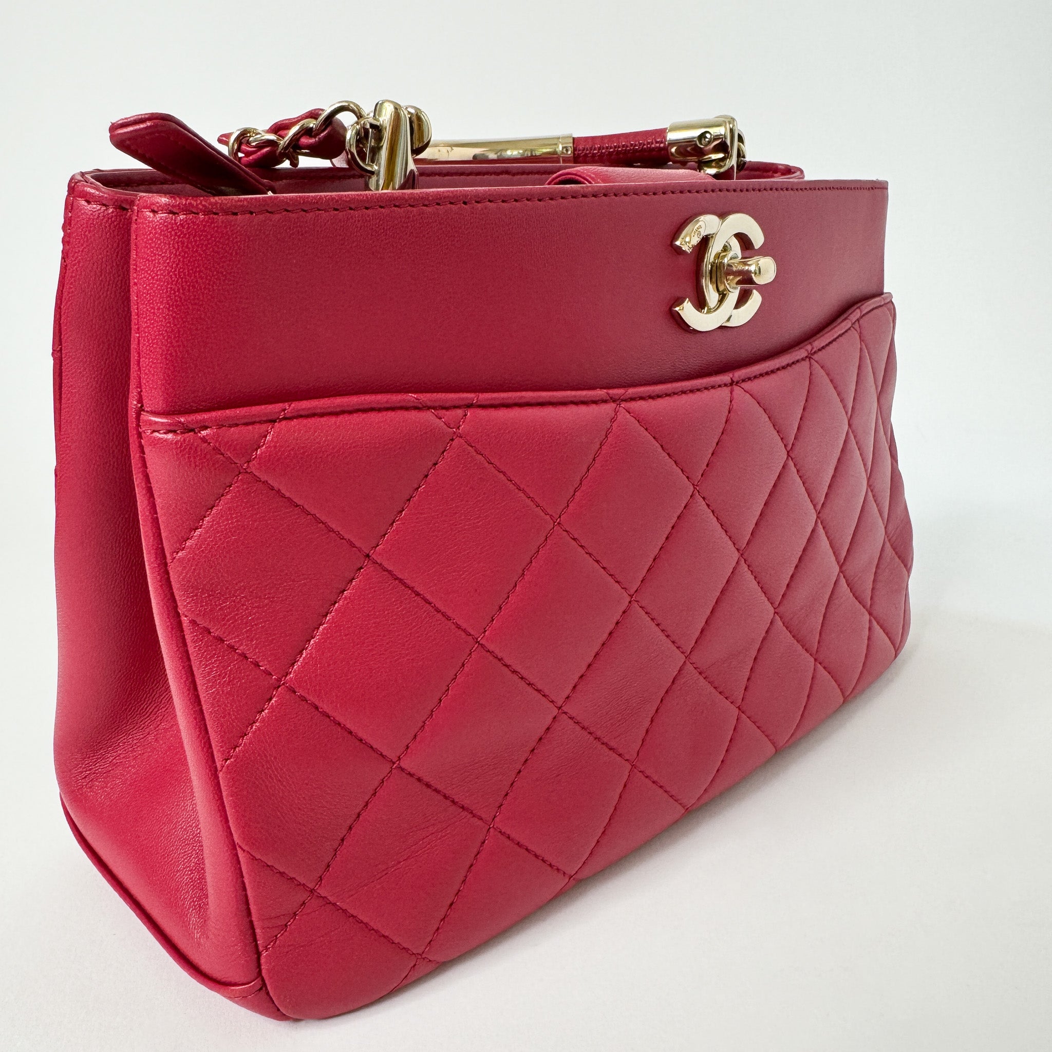 Pre-Owned Authentic Chanel Red Lambskin Leather Shoulder Bag Carry Chic Shopper Tote Bag