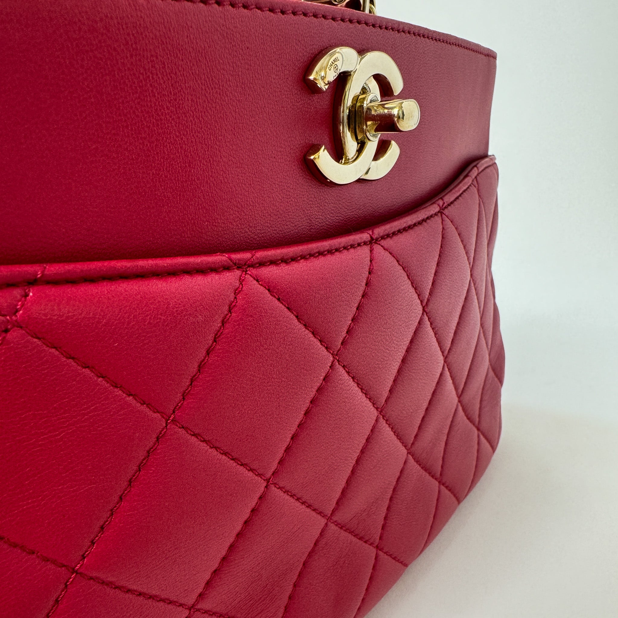 Pre-Owned Authentic Chanel Red Lambskin Leather Shoulder Bag Carry Chic Shopper Tote Bag