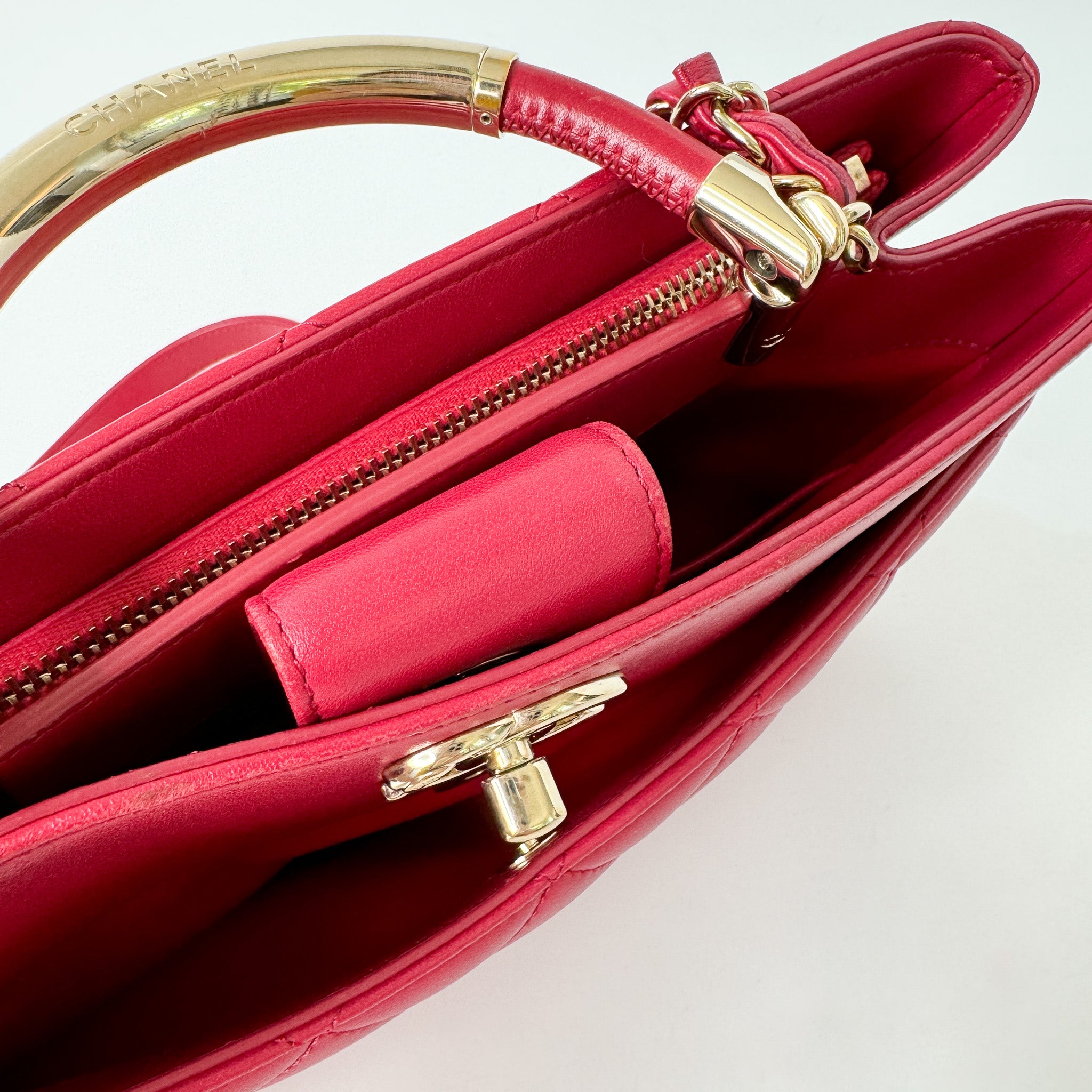Pre-Owned Authentic Chanel Red Lambskin Leather Shoulder Bag Carry Chic Shopper Tote Bag