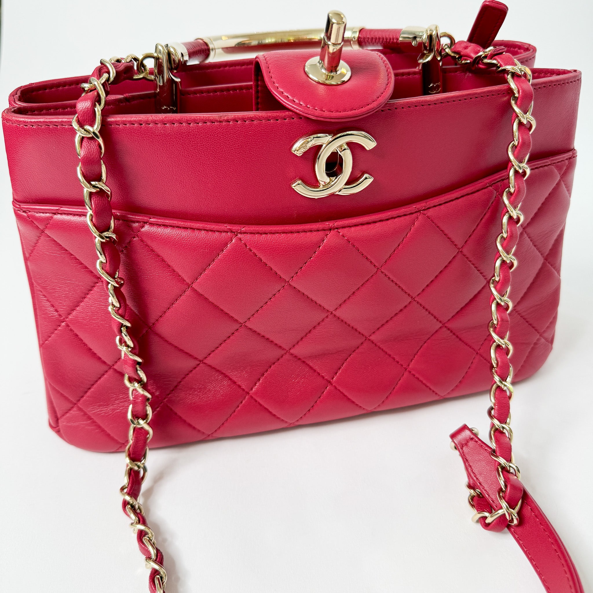 Pre-Owned Authentic Chanel Red Lambskin Leather Shoulder Bag Carry Chic Shopper Tote Bag