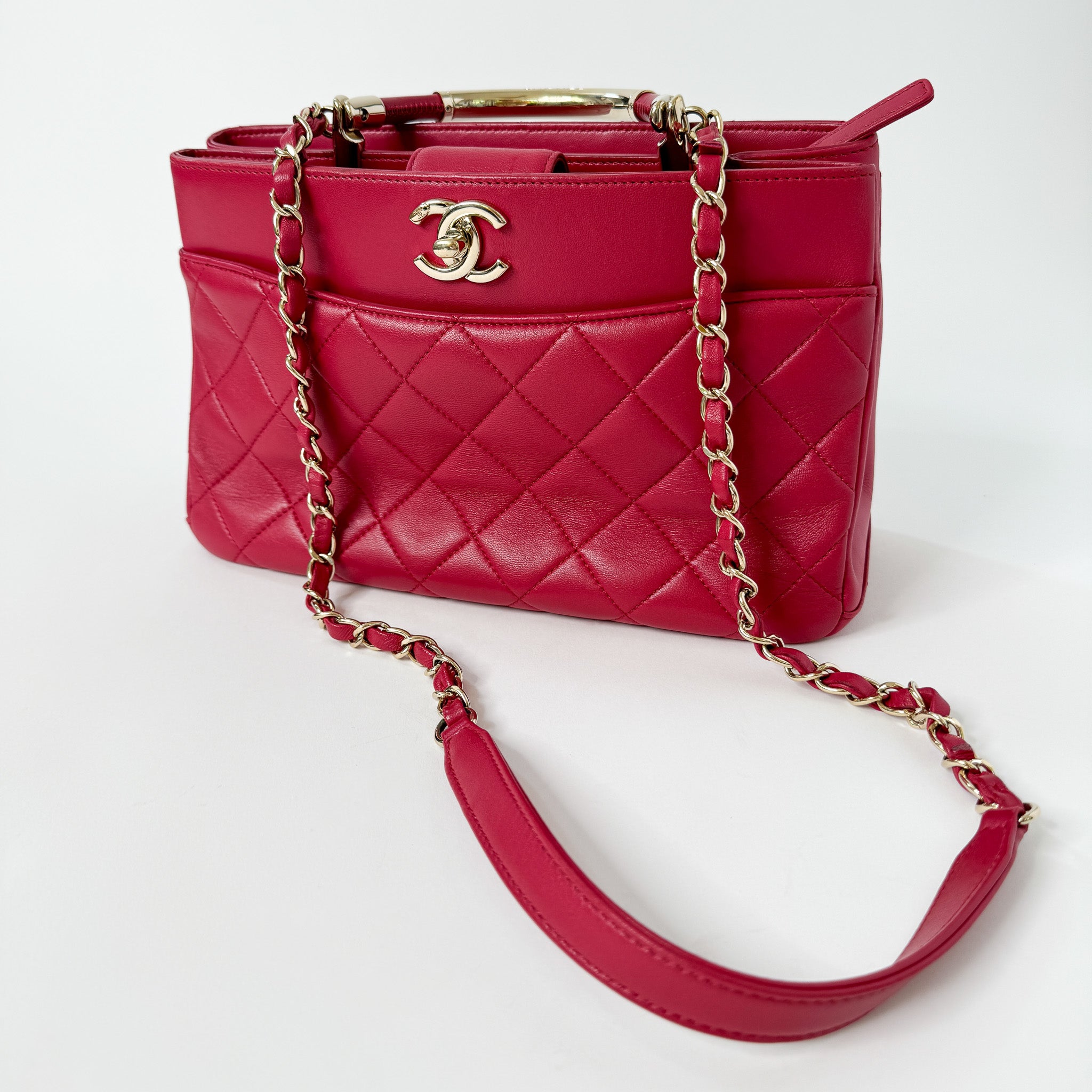 Pre-Owned Authentic Chanel Red Lambskin Leather Shoulder Bag Carry Chic Shopper Tote Bag