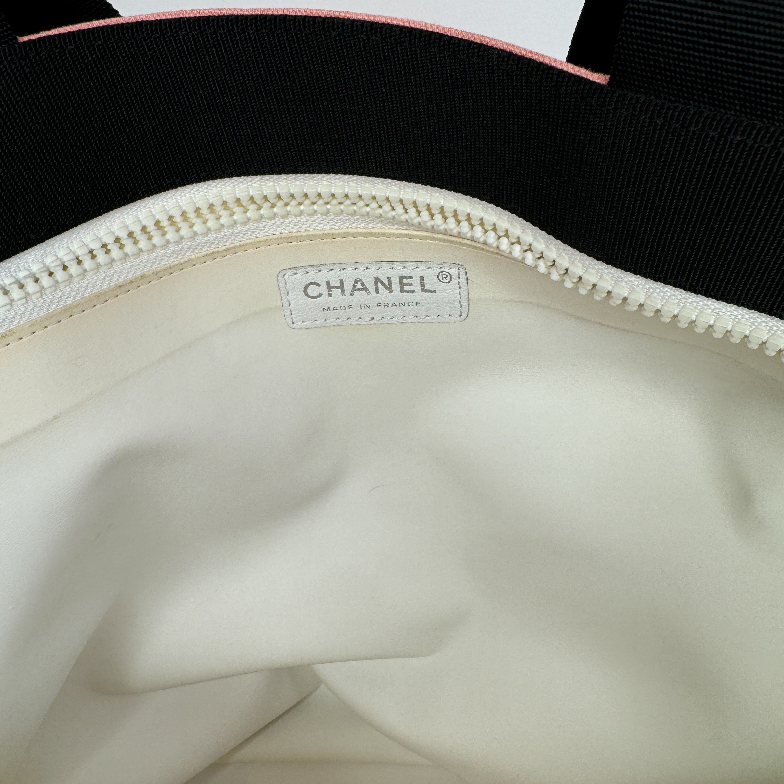 Pre-Owned Authentic Chanel Coco Hearts 2006 Karl Lagerfeld Cruise Collection Valentine's Day Pink Tote